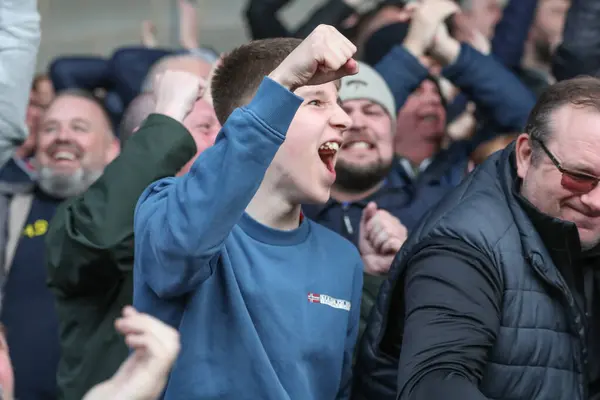 Barnsley Fans Feiern Ein Tor Von John Mcatee Aus Barnsley — Stockfoto
