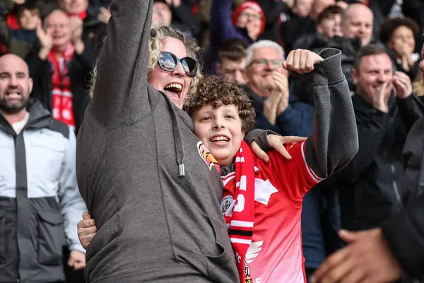 Barnsley Fans Vieren Het Doel Van John Mcatee Van Barnsley — Stockfoto