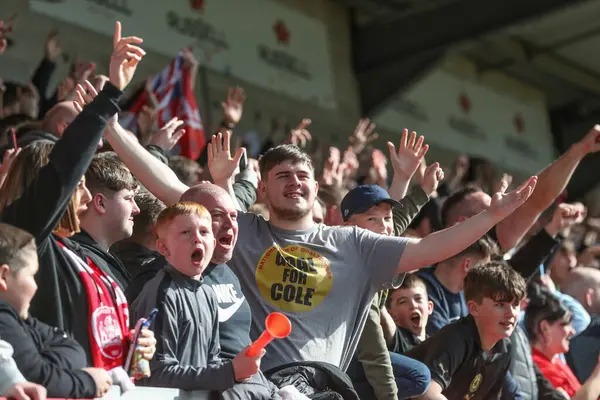 Barnsley taraftarları Luca Connells 'in 1-3' lük Sky Bet Ligi 1 maçında Burton Albion 'a karşı Barnsley maçını Pirelli Stadyumu' nda 1 Nisan 2024 tarihinde Trent, İngiltere üzerine Burton maçında kazanmasını kutluyorlar.