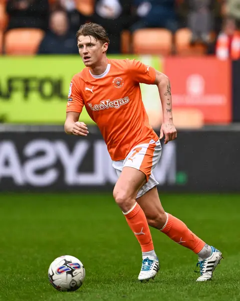 Blackpool 'dan George Byers, 1 Nisan 202' de Bloomfield Road, Blackpool 'da oynanan Blackpool-Wycombe Wanderers maçında topa vuruyor.