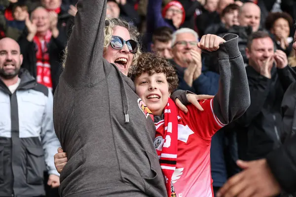 Barnsley taraftarları Barnsley 'li John Mcatee' nin Sky Bet 1 karşılaşmasında 1-1 kazanmasını kutluyorlar. Burton Albion 'a karşı Pirelli Stadyumu, Burton' a karşı Trent, İngiltere, 1 Nisan 202