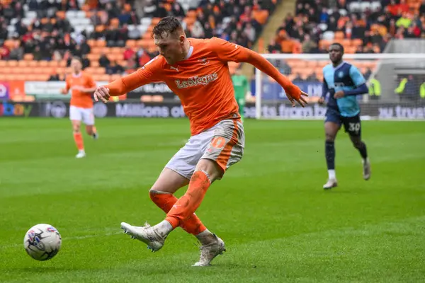 Blackpool 'dan Sonny Carey, 1 Nisan 202' de Bloomfield Road, Blackpool 'da Blackpool-Wycombe Wanderers maçında topu geçiyor.