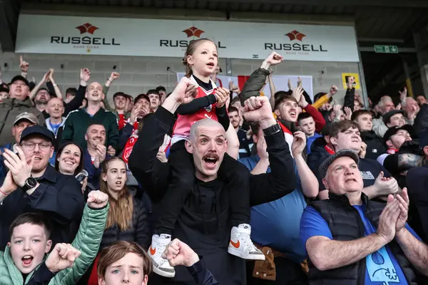 Les Fans Barnsley Déplacement Célèbrent Leur Victoire Lors Match Sky — Photo