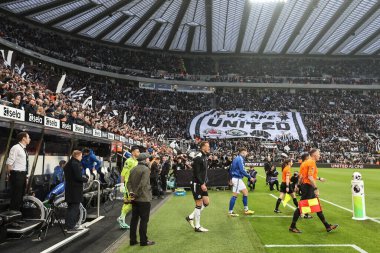 Hakem Tony Harrington, Premier Lig maçı Newcastle United 'ın Everton' a karşı St. James 's Park, Newcastle, İngiltere' de 2 Nisan 202 'de oynadığı maçta her iki takımı da önde götürüyor.