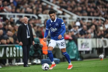 Everton 'dan Ben Godfrey Premier Lig maçı sırasında topla birlikte Newcastle United Everton' a karşı St. James 's Park, Newcastle, 2 Nisan 202