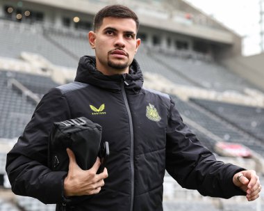 Newcastle United takımından Bruno Guimares, Premier League maçı sırasında St.James 's Park, Newcastle, 2 Nisan 2024' te Everton 'a karşı geldi.