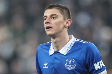 Premier Lig maçı sırasında Everton 'dan Vitaliy Mykolenko St. James' s Park, Newcastle, Birleşik Krallık 'ta Newcastle United' a karşı 2 Nisan 202