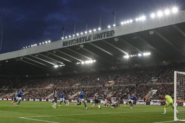 Newcastle United takımından Fabian Schr, Premier League maçında Newcastle United 'ın Everton' a karşı St. James 's Park, Newcastle, İngiltere' de 2 Nisan 2024 'te oynadığı maçta topu defans alanından atıyor.