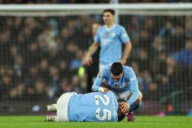 Manchester City 'den Phil Foden, Manchester City' nin 3 Nisan 202 'de Etihad Stadyumu' nda oynanan Premier League maçı sırasında sakatlanan Manchester City 'li Manuel Akanji' yi kontrol ediyor.
