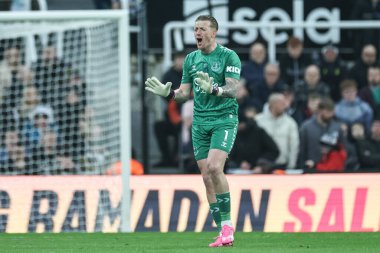 Everton 'dan Jordan Pickford, Premier League maçı Newcastle United' ın Everton 'a karşı St. James' s Park, Newcastle, İngiltere 'de 2 Nisan 202' de oynadığı maçta tepki gösterdi.