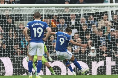 Everton 'dan Dominic Calvert-Lewin, Premier Lig maçı Newcastle United ile Everton maçında 2 Nisan 202' de St. James 's Park, Newcastle, İngiltere' de 1-1 öne geçerek penaltı aldı.