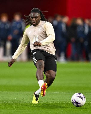 Maç öncesi ısınma öncesinde Fulham 'dan Calvin Bassey Premier Lig maçı öncesinde Nottingham Forest Fulham' a karşı City Ground, Nottingham, İngiltere, 2 Nisan 202