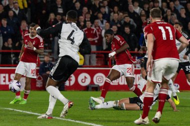 Nottingham Ormanı 'nın Nuno Esprito Santo Müdürü Premier Lig maçında Nottingham Forest, Fulham' a karşı City Ground, Nottingham, İngiltere 'de 2 Nisan 2024' de oynanan karşılaşmada taraftarları alkışlıyor.