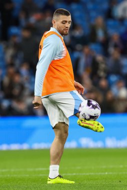 Manchester City 'den Mateo Kovai, Premier League karşılaşması öncesinde Manchester City ile Aston Villa arasında oynanan 3 Nisan 2024 tarihinde Etihad Stadyumu' nda oynanan maç öncesi ısınma maçında topu kontrol ediyor.