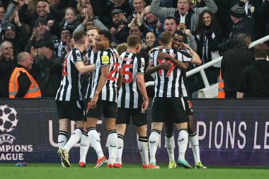 Newcastle United takımından Alexander Isak, Premier Lig maçı sırasında takım arkadaşlarıyla St. James 's Park, Newcastle, İngiltere, 2 Nisan 202' de oynanan Everton maçında 1-0 kazanma hedefini kutluyor.