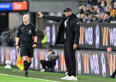 Burnley 'nin Vincent Kompany teknik direktörü, Premier Lig maçı sırasında Burnley, Wolverhampton Wanderers' a karşı Turf Moor, Burnley, Birleşik Krallık 'ta 2 Nisan 202