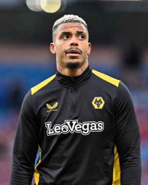 Wolverhampton Wanderers takımından Mario Lemina, Premier League maçında Burnley ile Wolverhampton Wanderers arasında 2 Nisan 202 'de oynanan Turf Moor, Burnley, İngiltere maçında ısındı.