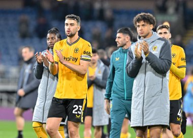 Wolverhampton Wanderers takımından Max Kilman Premier League maçında taraftarlarını alkışlıyor. Burnley, Wolverhampton Wanderers 'a karşı.
