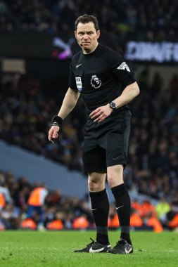 Hakem Darren England Premier Lig maçı sırasında Manchester City ile Aston Villa arasında Etihad Stadyumu, Manchester, İngiltere, 3 Nisan 202