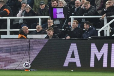 VAR ekranı, Premier Lig maçı sırasında St.James 's Park, Newcastle, İngiltere, 2 Nisan 202' de Newcastle Everton 'a karşı oynanır.