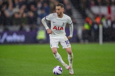 Tottenham Hotspur takımından James Maddison, Premier League maçında topu Londra 'daki Tottenham Hotspur' a karşı 2 Nisan 202 'de fırlattı.