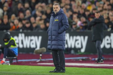 Premier Lig maçında Tottenham Hotspur 'un Ange Postecoglou teknik direktörü West Ham United Tottenham Hotspur' a karşı Londra Stadyumu, İngiltere, 2 Nisan 202