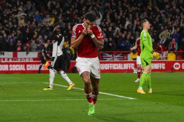 Nottingham Ormanı 'ndan Morgan Gibbs-White, Nottingham City Ground, Nottingham, İngiltere' de 2 Nisan 202 'de oynanan Premier League maçında 2-0' lık galibiyet golünü atarken rozetini öpüyor.