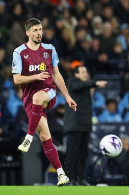 Aston Villa 'dan Clment Lenglet, Premier League maçında pas veriyor Manchester City, Etihad Stadyumu' nda Aston Villa 'ya karşı, 3 Nisan 2024