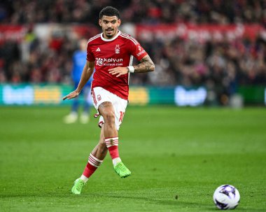 Nottingham Ormanı 'ndan Morgan Gibbs-White Premier League maçında Nottingham Forest, Fulham' a karşı City Ground, Nottingham, 2 Nisan 202 'de pas verdi.
