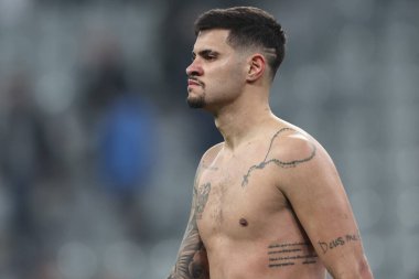 Newcastle United takımından Bruno Guimares, Premier League 'in 2 Nisan 2024' te St. James 's Park, Newcastle' da oynanan Everton maçında son düdük çaldıktan sonra üzüntüye boğuldu.