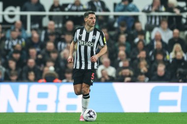 Newcastle United takımından Fabian Schr Premier League maçında topla birlikte Newcastle United Everton 'a karşı St. James' s Park, Newcastle, 2 Nisan 2024