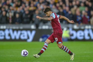 West Ham United takımından Lucas Paquet, Premier League maçında pas veriyor. West Ham United, Tottenham Hotspur 'a karşı, Londra Stadyumu' nda, 2 Nisan 2024.