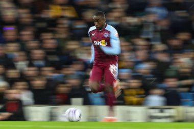 Aston Villa takımından Moussa Diaby, Premier Lig maçında Manchester City ile Aston Villa arasında 3 Nisan 202 'de Etihad Stadyumu' nda bir ara verdi.