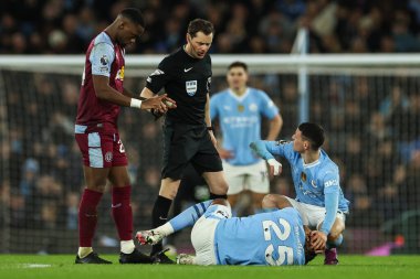 Manchester City 'den Phil Foden, Manchester City' nin 3 Nisan 202 'de Etihad Stadyumu' nda oynanan Premier League maçı sırasında sakatlanan Manchester City 'li Manuel Akanji' yi kontrol ediyor.