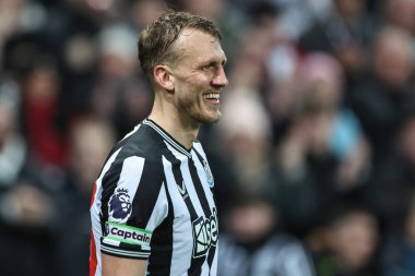 Newcastle United takımından Dan Burn, Premier League maçında Newcastle United 'ın Everton' a karşı oynadığı St.James 's Park, Newcastle' da 2 Nisan 2024 'te kaptanların kol bandını takıyor.