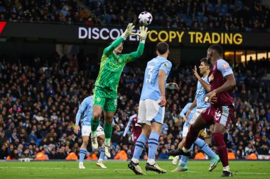 Manchester City 'den Stefan Ortega, Premier League maçında topu Manchester City ile Aston Villa' ya karşı Etihad Stadyumu, Manchester, İngiltere 'de 3 Nisan 202' de üstlendi.