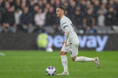 Tottenham Hotspur takımından James Maddison, Premier League maçında topu Londra 'daki Tottenham Hotspur' a karşı 2 Nisan 202 'de fırlattı.