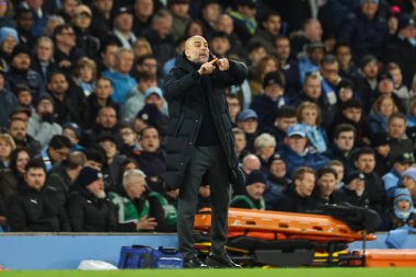 Manchester City 'nin Pep Guardiola teknik direktörü, Premier League maçında takım talimatlarını veriyor. Manchester City, Etihad Stadyumu' nda Aston Villa 'ya karşı, 3 Nisan 202