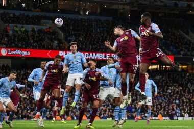 Aston Villa takımından Clment Lenglet, Manchester City - Aston Villa maçında 3 Nisan 2024 'te Etihad Stadyumu' nda kaleye doğru ilerliyor.