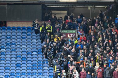 Steward taraftarları Premier Lig maçında Burnley, Wolverhampton Wanderers 'a karşı Turf Moor, Burnley, Birleşik Krallık' ta 2 Nisan 202 'de karşı karşıya geldiler.