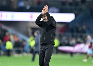 Wolverhampton Wanderers 'ın Gary O' Neil teknik direktörü Premier Lig karşılaşmasında taraftarları alkışlıyor. Burnley, Wolverhampton Wanderers 'a karşı.