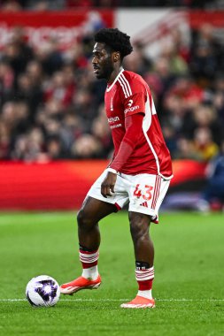 Nottingham Ormanı 'ndan Ola Aina Premier Lig maçı sırasında Nottingham Forest, Fulham' a karşı City Ground, Nottingham, 2 Nisan 202