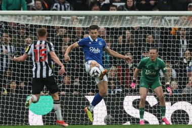 Everton 'dan James Tarkowski, Premier Lig maçı Newcastle United' ın 2 Nisan 202 'de St. James' s Park, Newcastle 'da Everton' a karşı oynadığı maçta topu temizliyor.
