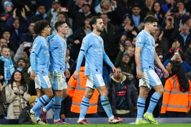 Manchester City 'den Phil Foden, Premier League maçında Manchester City ile Aston Villa maçında 3 Nisan 202' de Etihad Stadyumu 'nda 2-1' lik galibiyetini kutluyor.