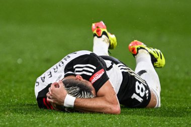 Fulham 'dan Andreas Pereira Premier Lig maçında sakatlandı Nottingham Forest, Fulham' a karşı City Ground, Nottingham, 2 Nisan 202 'de
