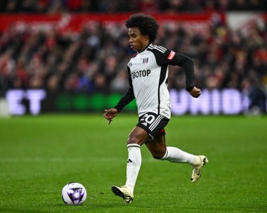 Fulham 'lı Willian Premier Lig maçı sırasında Nottingham Forest Fulham' a karşı City Ground, Nottingham, İngiltere 'de 2 Nisan 202' de topa vurdu.