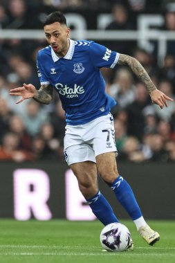 Everton 'dan Dwight McNeil Premier Lig maçı sırasında topla birlikte Newcastle United Everton' a karşı St. James 's Park, Newcastle, 2 Nisan 202
