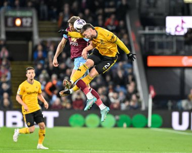 Burnley 'den Charlie Taylor ve Wolverhampton Wanderers' dan Matt Doherty, Premier League maçı sırasında Burnley Wolverhampton Wanderers 'a karşı Turf Moor, Burnley, Birleşik Krallık, 2 Nisan 202' de mücadele etti.