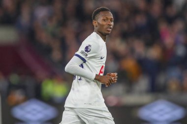 Tottenham Hotspur 'dan Pape Matar Sarr Premier Lig karşılaşmasında West Ham United Tottenham Hotspur' a karşı Londra Stadyumu, Londra, İngiltere, 2 Nisan 202
