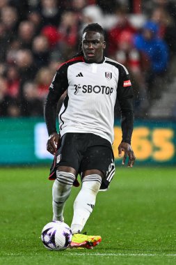 Fulham 'dan Calvin Bassey Premier Lig maçında topu geçti Nottingham Forest Fulham' a karşı City Ground, Nottingham, İngiltere, 2 Nisan 202